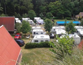 Místa pro karavany, stany